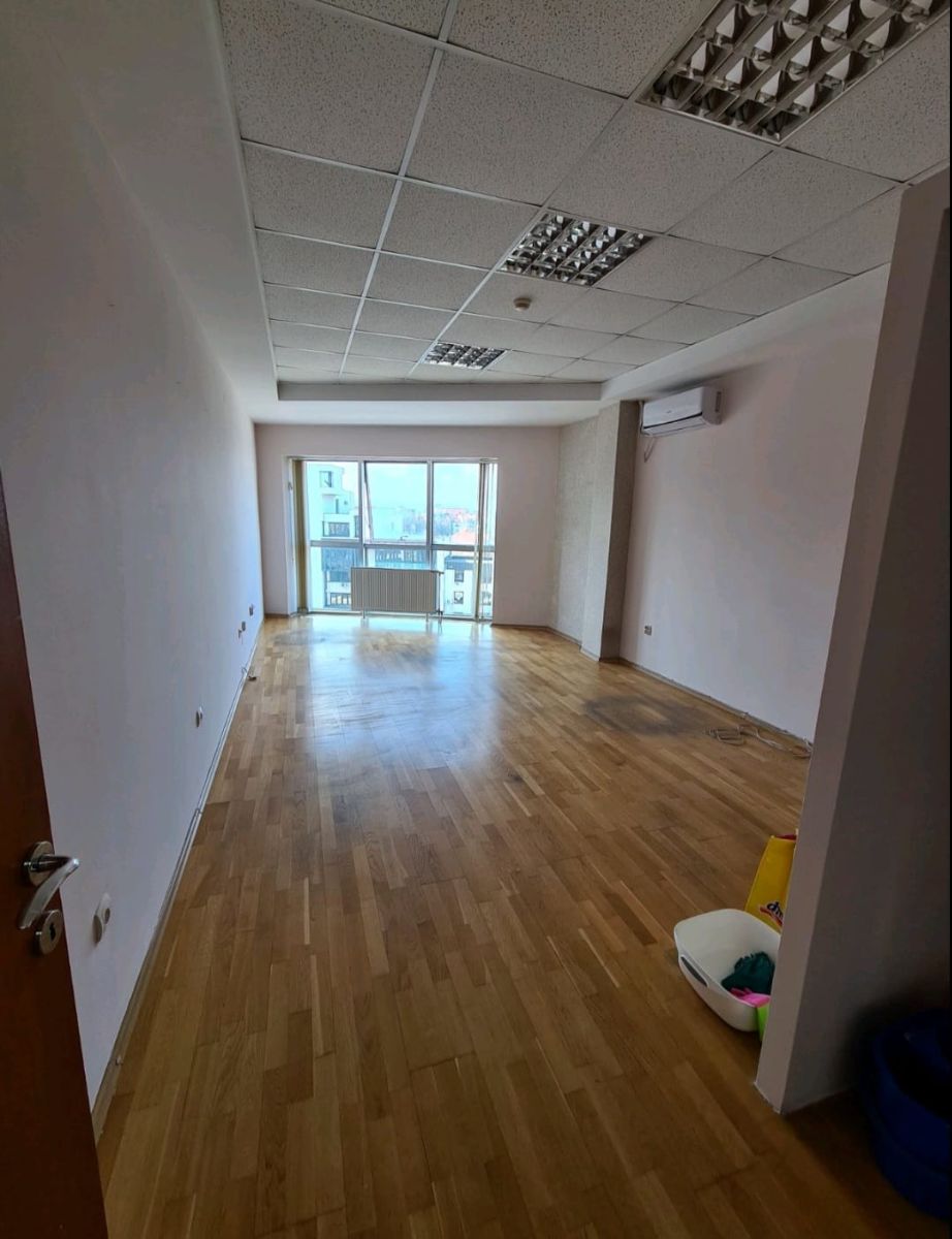 Stan - poslovni apartman u Augusta Cesarca