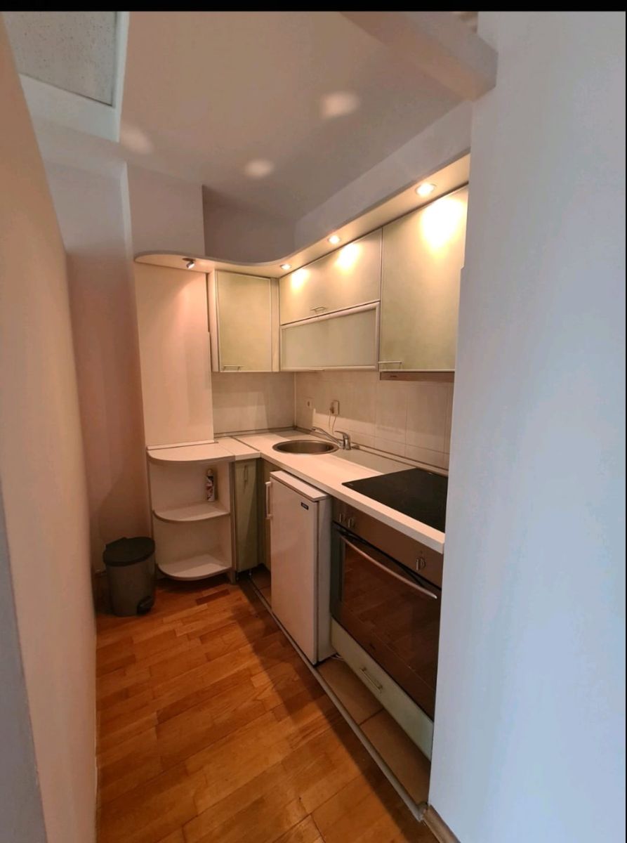 Stan - poslovni apartman u Augusta Cesarca