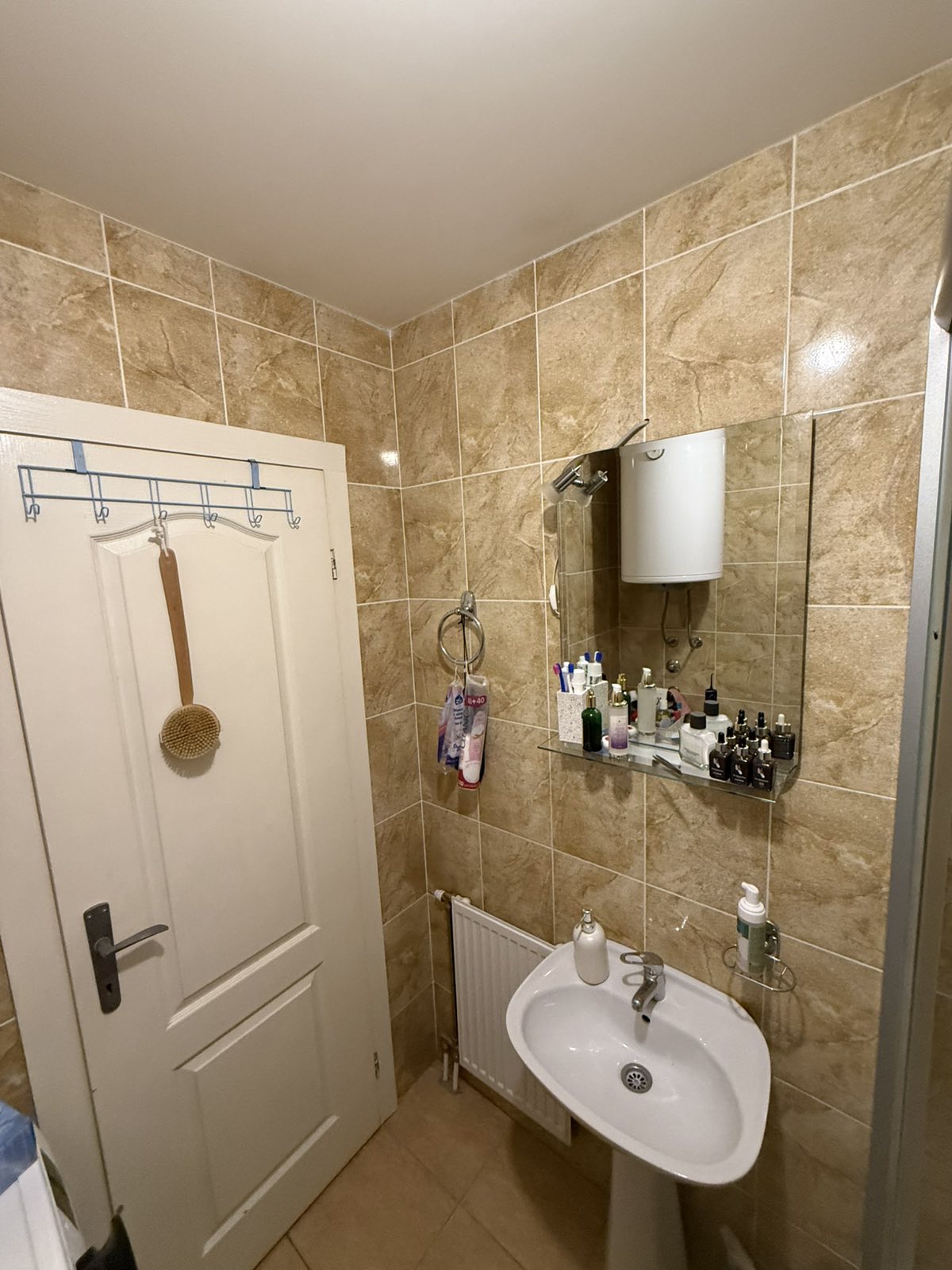 Useljiv, uknjižen, dvoiposoban stan