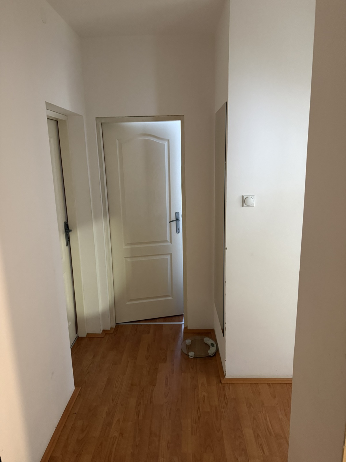 Useljiv, uknjižen, dvoiposoban stan