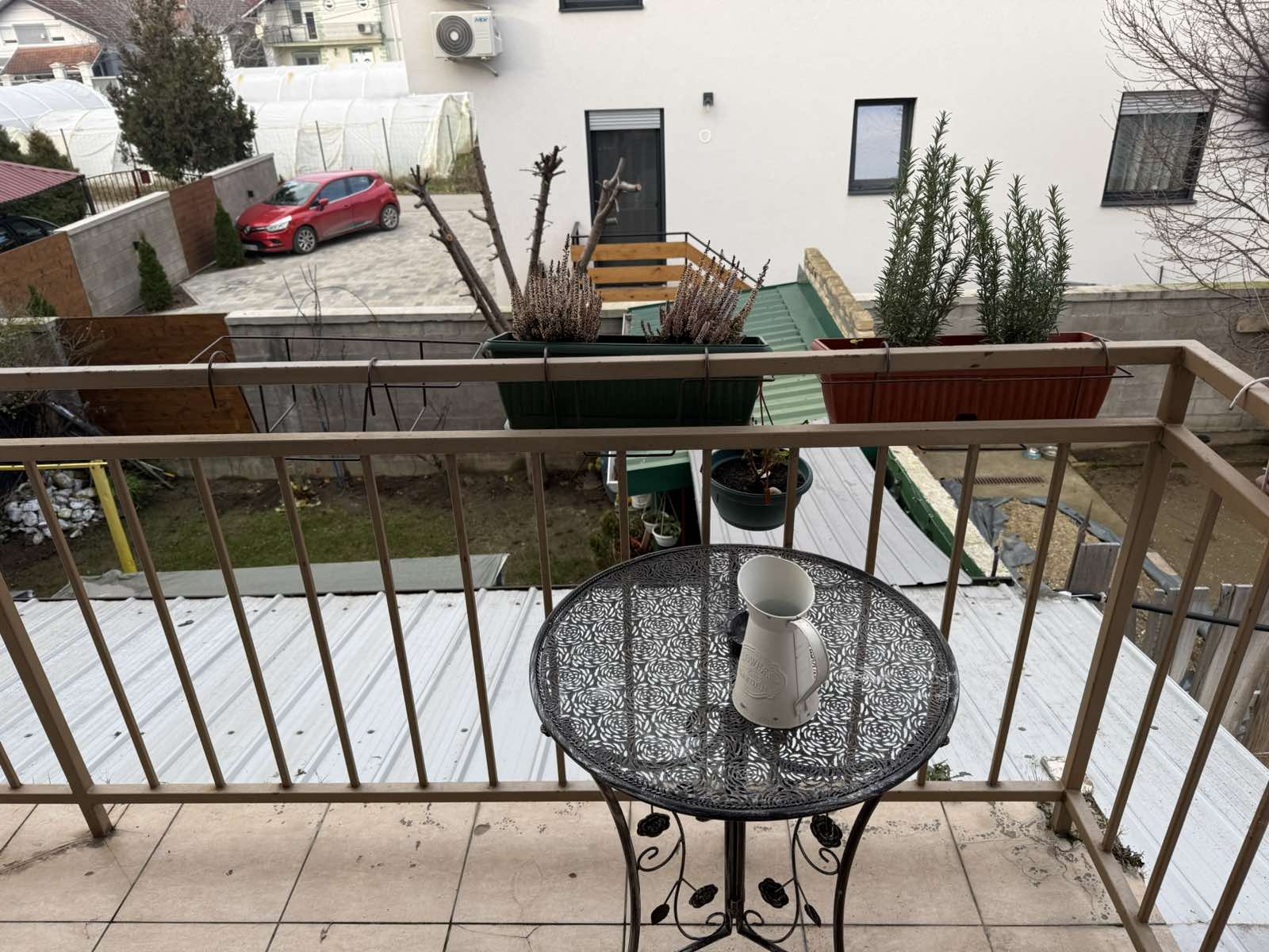 Useljiv, uknjižen, dvoiposoban stan