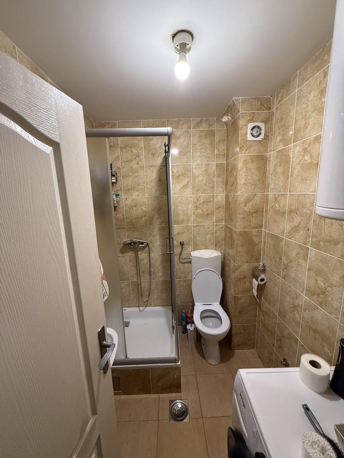 Useljiv, uknjižen, dvoiposoban stan