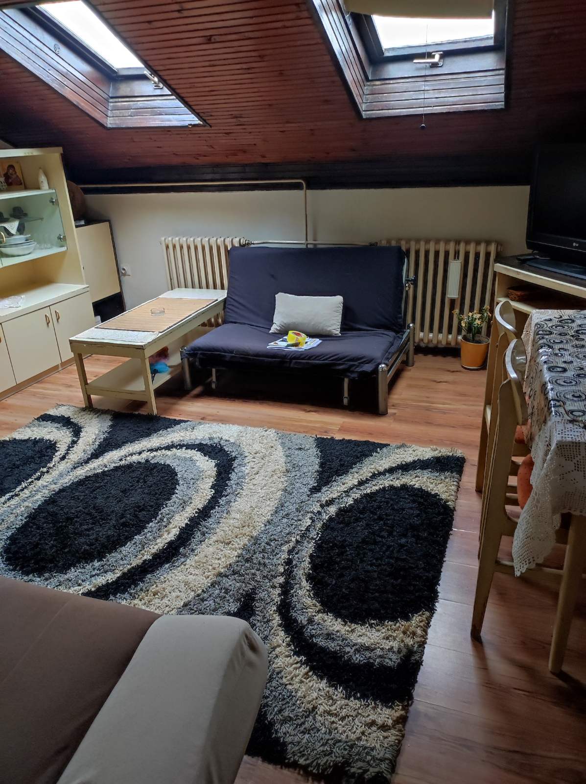Garsonjera 27m2 – Braće Dronjak – Zgrada od crvene fasadne cigle – Odmah useljiva